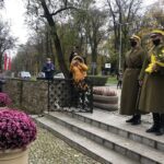 11.11.2020. Sandomierz. Uroczystości patriotyczne przy pomniku 2. Pułku Piechoty Legionów Armii Krajowej. Na zdjęciu (po prawej): Maciej Bury i Paweł Tworowski z Sandomierskiego Ośrodka Kawaleryjskiego / Grażyna Szlęzak-Wójcik / Radio Kielce