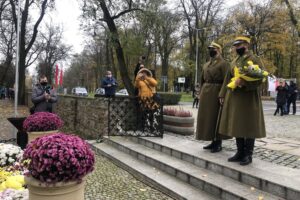 11.11.2020. Sandomierz. Uroczystości patriotyczne przy pomniku 2. Pułku Piechoty Legionów Armii Krajowej. Na zdjęciu (po prawej): Maciej Bury i Paweł Tworowski z Sandomierskiego Ośrodka Kawaleryjskiego / Grażyna Szlęzak-Wójcik / Radio Kielce