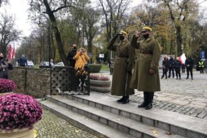 11.11.2020. Sandomierz. Uroczystości patriotyczne przy pomniku 2. Pułku Piechoty Legionów Armii Krajowej / Grażyna Szlęzak-Wójcik / Radio Kielce