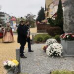 11.11.2020. Sandomierz. Uroczystości patriotyczne przy pomniku 2. Pułku Piechoty Legionów Armii Krajowej. Na zdjęciu (od lewej): Jacek Toś - dyrektor Krajowego Ośrodka Wsparcia Rolnictwa w Kielcach i Marek Kwitek - poseł PiS / Grażyna Szlęzak-Wójcik / Radio Kielce