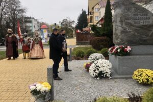 11.11.2020. Sandomierz. Uroczystości patriotyczne przy pomniku 2. Pułku Piechoty Legionów Armii Krajowej. Na zdjęciu (od lewej): Jacek Toś - dyrektor Krajowego Ośrodka Wsparcia Rolnictwa w Kielcach i Marek Kwitek - poseł PiS / Grażyna Szlęzak-Wójcik / Radio Kielce