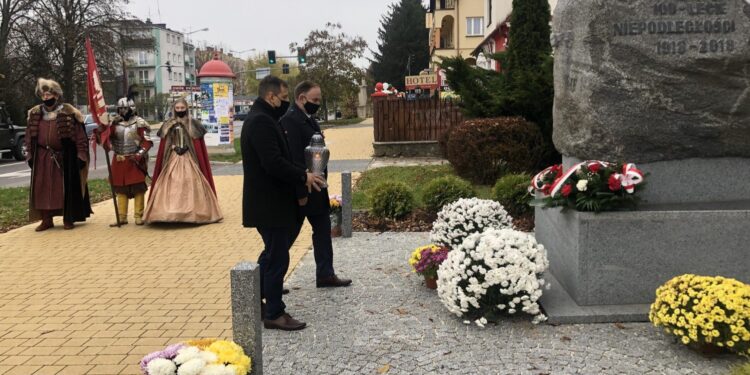 11.11.2020. Sandomierz. Uroczystości patriotyczne przy pomniku 2. Pułku Piechoty Legionów Armii Krajowej. Na zdjęciu (od lewej): Jacek Toś - dyrektor Krajowego Ośrodka Wsparcia Rolnictwa w Kielcach i Marek Kwitek - poseł PiS / Grażyna Szlęzak-Wójcik / Radio Kielce