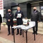 11.11.2020. Sandomierz. Promocja książki „Znaki pamięci”. Na zdjęciu (od lewej): Krzysztof Nitkiewicz - biskup diecezji sandomierskiej, Marek Kwitek - poseł PiS, Marcin Piwnik - starosta sandomierski, Tomasz Huk - przewodniczący Rady Powiatu Sandomierskiego i Danuta Paszkowska współautorka książki / Grażyna Szlęzak-Wójcik / Radio Kielce