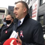 11.11.2020. Sandomierz. Promocja książki „Znaki pamięci”. Na zdjęciu (od lewej): Krzysztof Nitkiewicz - biskup diecezji sandomierskiej, Marek Kwitek - poseł PiS i Marcin Piwnik - starosta sandomierski / Grażyna Szlęzak-Wójcik / Radio Kielce