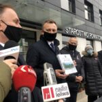 11.11.2020. Sandomierz. Promocja książki „Znaki pamięci”. Na zdjęciu (od lewej): Marek Kwitek - poseł PiS, Marcin Piwnik - starosta sandomierski, Tomasz Huk - przewodniczący Rady Powiatu Sandomierskiego, Danuta Paszkowska - współautorka książki i Aleksander Paszkowski - współautor książki / Grażyna Szlęzak-Wójcik / Radio Kielce