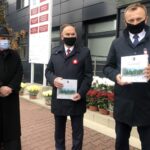 11.11.2020. Sandomierz. Promocja książki „Znaki pamięci”. Na zdjęciu (od lewej): Krzysztof Nitkiewicz - biskup diecezji sandomierskiej, Marek Kwitek - poseł PiS i Marcin Piwnik - starosta sandomierski / Grażyna Szlęzak-Wójcik / Radio Kielce