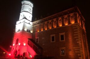 11.11.2020 Sandomierz. Patriotyczna iluminacja na ratuszu / Grażyna Szlęzak-Wójcik / Radio Kielce