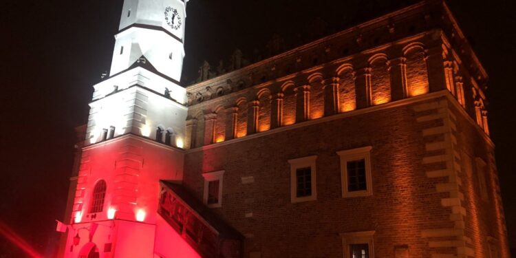 11.11.2020 Sandomierz. Patriotyczna iluminacja na ratuszu / Grażyna Szlęzak-Wójcik / Radio Kielce