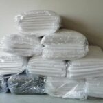 Fartuchy uszyte przez społeczników dla Szpitala Specjalistycznego w Sandomierzu / Grażyna Szlęzak-Wójcik / Radio Kielce