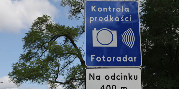 Znak informujący o fotoradarze przy ul. Ściegiennego / Wojciech Habdas / Radio Kielce