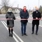 26.11.2020. Chmielnik. Otwarcie rond. Na zdjęciu (od lewej): Małgorzata Przeździk - zastępca burmistrza Chmielnika, Mirosław Gębski - starosta kielecki, Mariusz Ściana - członek zarządu powiatu kieleckiego / Starostwo Powiatowe Kielce