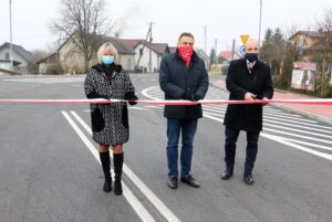 26.11.2020. Chmielnik. Otwarcie rond. Na zdjęciu (od lewej): Małgorzata Przeździk - zastępca burmistrza Chmielnika, Mirosław Gębski - starosta kielecki, Mariusz Ściana - członek zarządu powiatu kieleckiego / Starostwo Powiatowe Kielce