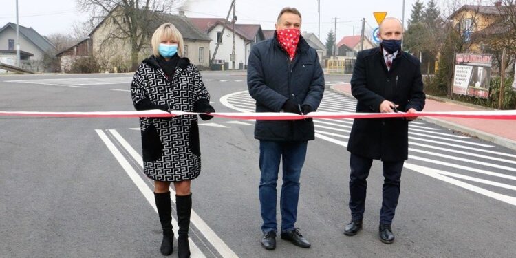 26.11.2020. Chmielnik. Otwarcie rond. Na zdjęciu (od lewej): Małgorzata Przeździk - zastępca burmistrza Chmielnika, Mirosław Gębski - starosta kielecki, Mariusz Ściana - członek zarządu powiatu kieleckiego / Starostwo Powiatowe Kielce