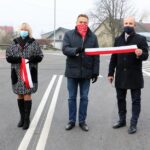 26.11.2020. Chmielnik. Otwarcie rond. Na zdjęciu (od lewej): Małgorzata Przeździk - zastępca burmistrza Chmielnika, Mirosław Gębski - starosta kielecki, Mariusz Ściana - członek zarządu powiatu kieleckiego / Starostwo Powiatowe Kielce