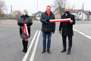 26.11.2020. Chmielnik. Otwarcie rond. Na zdjęciu (od lewej): Małgorzata Przeździk - zastępca burmistrza Chmielnika, Mirosław Gębski - starosta kielecki, Mariusz Ściana - członek zarządu powiatu kieleckiego / Starostwo Powiatowe Kielce