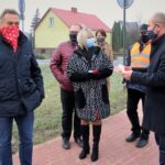 26.11.2020. Chmielnik. Otwarcie rond. Na zdjęciu (od lewej): Małgorzata Przeździk - zastępca burmistrza Chmielnika, Mirosław Gębski - starosta kielecki, Mariusz Ściana - członek zarządu powiatu kieleckiego / Starostwo Powiatowe Kielce