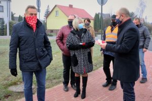 26.11.2020. Chmielnik. Otwarcie rond. Na zdjęciu (od lewej): Małgorzata Przeździk - zastępca burmistrza Chmielnika, Mirosław Gębski - starosta kielecki, Mariusz Ściana - członek zarządu powiatu kieleckiego / Starostwo Powiatowe Kielce