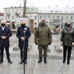 17.11.2020 Kielce. Otwarcie wystawy "10 Świętokrzyska Brygada Obrony Terytorialnej wyjątkowa służba, nieocenione wsparcie" na Rynku. Na zdjęciu (od lewej): Rafał Nowak, wicewojewoda świętokrzyski, Zbigniew Koniusz - wojewoda świętokrzyski, płk Grzegorz Motak - dowódca 10 ŚBOT, Ewa Chabielska - dyrektor Wzgórza Zamkowego  / Jarosław Kubalski / Radio Kielce