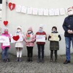 19.11.2020 Kielce. Dzieci z Przedszkola Samorządowego nr 13 w Kielcach wykonały rysunki dla personelu medycznego Wojewódzkiego Szpitala Zespolonego w Kielcach. Z lewej Aleksandra Jarosz - nauczycielka, z prawej Robert Biernacki - inicjator akcji / Jarosław Kubalski / Radio Kielce