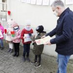 19.11.2020 Kielce. Dzieci z Przedszkola Samorządowego nr 13 w Kielcach wykonały rysunki dla personelu medycznego Wojewódzkiego Szpitala Zespolonego w Kielcach. Z lewej Aleksandra Jarosz - nauczycielka, z prawej Robert Biernacki - inicjator akcji / Jarosław Kubalski / Radio Kielce