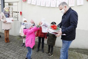 19.11.2020 Kielce. Dzieci z Przedszkola Samorządowego nr 13 w Kielcach wykonały rysunki dla personelu medycznego Wojewódzkiego Szpitala Zespolonego w Kielcach. Z lewej Aleksandra Jarosz - nauczycielka, z prawej Robert Biernacki - inicjator akcji / Jarosław Kubalski / Radio Kielce