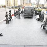 09.11.2020 Kielce. Sławomir Micek - rzeźba. Fontanna z postaciami przy dworcu autobusowym / Jarosław Kubalski / Radio Kielce