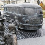 09.11.2020 Kielce. Sławomir Micek - rzeźba. Fontanna z postaciami przy dworcu autobusowym / Jarosław Kubalski / Radio Kielce