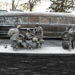 09.11.2020 Kielce. Sławomir Micek - rzeźba. Fontanna z postaciami przy dworcu autobusowym / Jarosław Kubalski / Radio Kielce