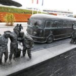 09.11.2020 Kielce. Sławomir Micek - rzeźba. Fontanna z postaciami przy dworcu autobusowym / Jarosław Kubalski / Radio Kielce