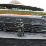 09.11.2020 Kielce. Sławomir Micek - rzeźba. Fontanna z postaciami przy dworcu autobusowym / Jarosław Kubalski / Radio Kielce