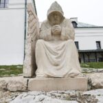 09.11.2020 Kielce. Sławomir Micek - rzeźba. Postaci brata Kolumbina Tomaszewskiego na Karczówce / Jarosław Kubalski / Radio Kielce