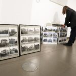 18.11.2020 Kielce. BWA. Przygotowania do wystawy zdjęć fotografika Pawła Pierścińskiego dokumentujących miejsca przy drodze do Włoszczowy oraz współczesnych z tych samych miejsc / Jarosław Kubalski / Radio Kielce