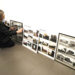 18.11.2020 Kielce. BWA. Przygotowania do wystawy zdjęć fotografika Pawła Pierścińskiego dokumentujących miejsca przy drodze do Włoszczowy oraz współczesnych z tych samych miejsc / Jarosław Kubalski / Radio Kielce