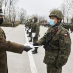 21.11.2020 Kielce. Centrum Przygotowań do Misji Zagranicznych. Przysięga elewów służby przygotowawczej. Listy gratulacyjne wręcza zastępca komendanta CPdMZ ppłk Paweł Polak / Jarosław Kubalski / Radio Kielce