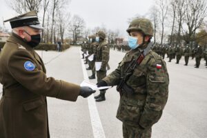 21.11.2020 Kielce. Centrum Przygotowań do Misji Zagranicznych. Przysięga elewów służby przygotowawczej. Listy gratulacyjne wręcza zastępca komendanta CPdMZ ppłk Paweł Polak / Jarosław Kubalski / Radio Kielce