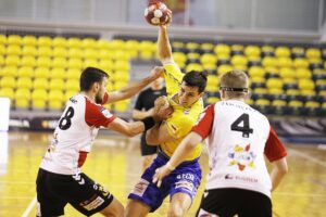 21.11.2020 Kielce. Mecz Łomża Vive Kielce - Chrobry Głogów. Szymon Sićko / Jarosław Kubalski / Radio Kielce