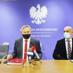 26.11.2020 Kielce. ŚUW. Konferencja prasowa. Od lewej: wojewoda Zbigniew Koniusz i dyrektor szpitala w Starachowicach Grzegorz Kaleta / Jarosław Kubalski / Radio Kielce