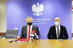 26.11.2020 Kielce. ŚUW. Konferencja prasowa. Od lewej: wojewoda Zbigniew Koniusz i dyrektor szpitala w Starachowicach Grzegorz Kaleta / Jarosław Kubalski / Radio Kielce