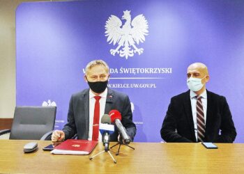 26.11.2020 Kielce. ŚUW. Konferencja prasowa. Od lewej: wojewoda Zbigniew Koniusz i dyrektor szpitala w Starachowicach Grzegorz Kaleta / Jarosław Kubalski / Radio Kielce