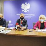 27.11.2020 Kielce. ŚUW. Podpisanie umowy na finansowanie badań archeologicznych przy kościele w Imielnie. Od lewej: archeolog Andrzej Gołembnik, wojewoda Zbigniew Koniusz i Świętokrzyski Wojewódzki Konserwator Zabytków Anna Żak / Jarosław Kubalski / Radio Kielce