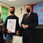 17.11.2020. Końskie. Nagrodzenie laureatów konkursu „Patriotyzm XXI wieku”. Na zdjęciu: Kacper Gołacki i Grzegorz Piec - starosta konecki / Magdalena Galas-Klusek / Radio Kielce