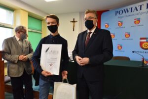 17.11.2020. Końskie. Nagrodzenie laureatów konkursu „Patriotyzm XXI wieku”. Na zdjęciu: Kacper Gołacki i Grzegorz Piec - starosta konecki / Magdalena Galas-Klusek / Radio Kielce