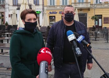 06.11.2020. Kielce. Konferencja prasowa posłanki Marzeny Okły-Drewnowicz. Na zdjęciu (od lewej): Marzena Okła-Drewnowicz - posłanka KO i Paweł Wałdon - działacz PO / Michał Kita / Radio Kielce