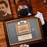 19.11.2020. Ciekoty. Przekazanie okolicznościowej ulotki. Na zdęciu: Kazimiera Zapałowa / Centrum Edukacji i Kultury „Szklany Dom” w Ciekotach