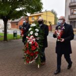 11.11.2020 Końskie. Święto Niepodległości. Na zdjęciu (od lewej): Marcin Zieliński - wiceburmistrz, Krzysztof Obratański - burmistrz i Krzysztof Jasiński - wiceburmistrz / Magdalena Galas-Klusek / Radio Kielce