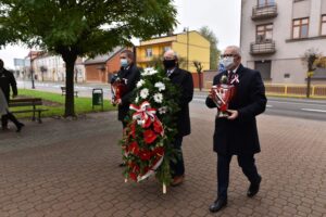 11.11.2020 Końskie. Święto Niepodległości. Na zdjęciu (od lewej): Marcin Zieliński - wiceburmistrz, Krzysztof Obratański - burmistrz i Krzysztof Jasiński - wiceburmistrz / Magdalena Galas-Klusek / Radio Kielce