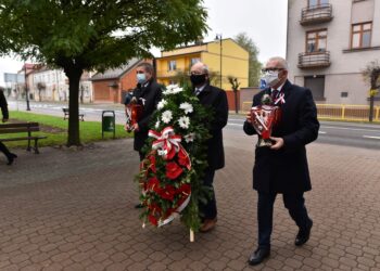 11.11.2020 Końskie. Święto Niepodległości. Na zdjęciu (od lewej): Marcin Zieliński - wiceburmistrz, Krzysztof Obratański - burmistrz i Krzysztof Jasiński - wiceburmistrz / Magdalena Galas-Klusek / Radio Kielce