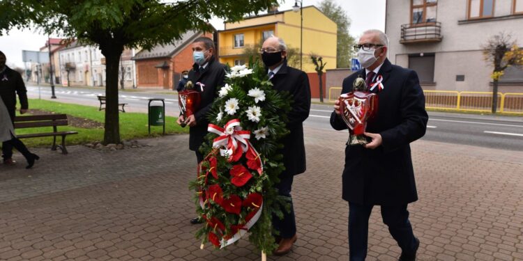 11.11.2020 Końskie. Święto Niepodległości. Na zdjęciu (od lewej): Marcin Zieliński - wiceburmistrz, Krzysztof Obratański - burmistrz i Krzysztof Jasiński - wiceburmistrz / Magdalena Galas-Klusek / Radio Kielce