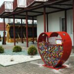 26.11.2020 Ćmielów. Serce na plastikowe nakrętki / Emilia Sitarska / Radio Kielce