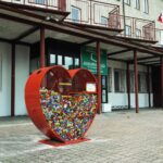 26.11.2020 Ćmielów. Serce na plastikowe nakrętki / Emilia Sitarska / Radio Kielce